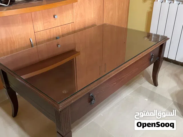طاولة صالون بحالةجيدة جدا مع جارور