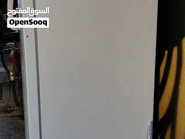 ثلاجة للبيع السعر 60 ماطور عاطل وبيها شويه زنجار