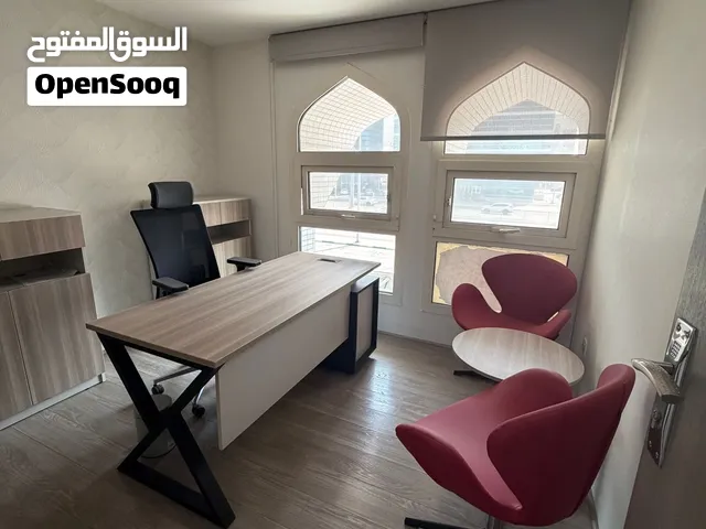 اثاث مكتب مودرن جديد - ديسك سايد تييل كرسييبن وكرسي مكتب ولو كابينت عدد 2 وكابينتن وميتغ تيبل