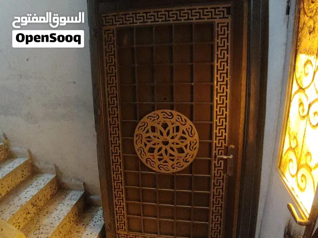 باب حديد شبه جديد طبقتين مع زرفيل استخدام اقل من شهرين الباب شبه جديد