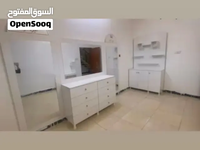 ملحقات صالون وميز مع مرايات
