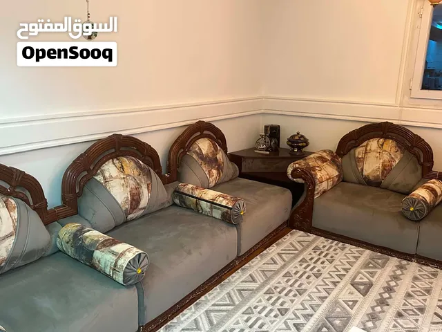 للبيع فيه 5كراسي وزاويه زوز منهم يبو تصليح من الوسط نازلات شوي للبيع كما موضح ف صور سعر 400