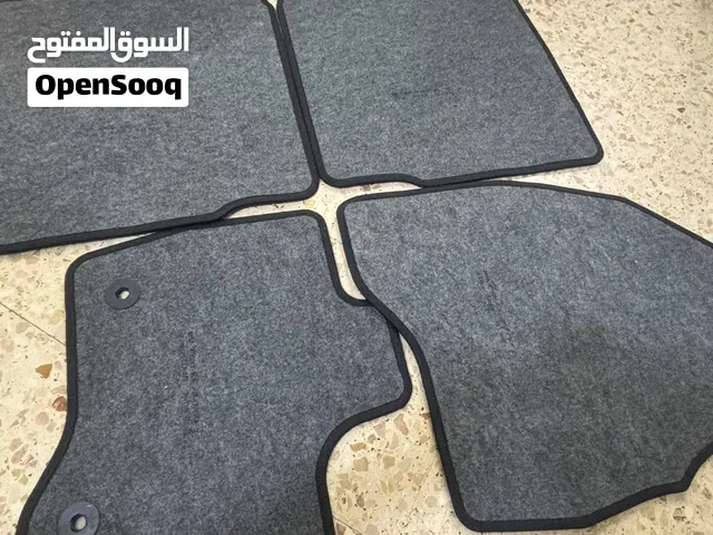 طقم فرشات أرضية للسيارة (موكيت/سجاد رمادي اللون) مكوّناً من أربع قطع