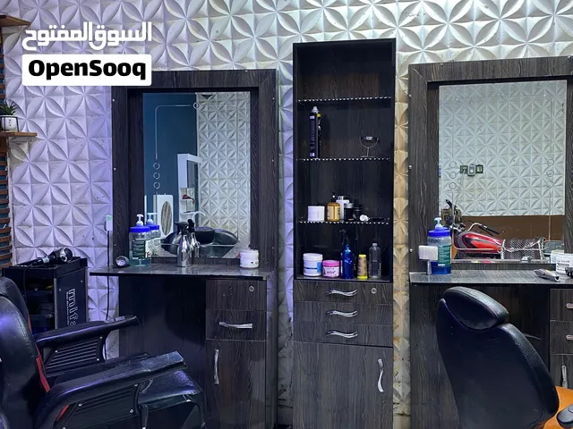 اثاث محل حلاقة استخدام قليل بسعر الجملة  اثاث كامل ميز ومرايا ورفوف وكراسي وتخم ومغسلة ومكائن
