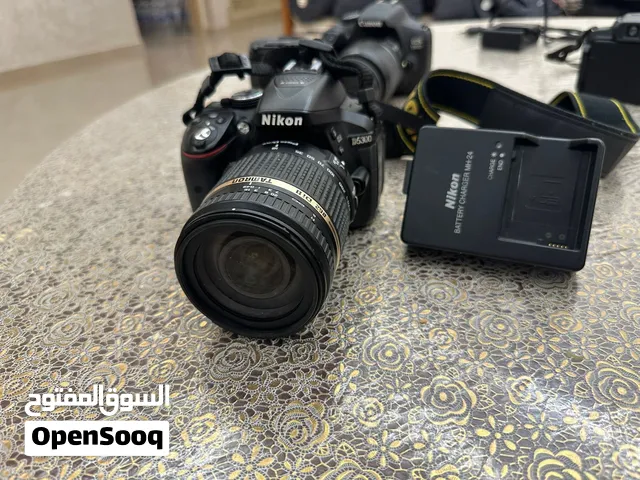 Nikon D5300 avec chargeur et mémoire 32G + objectif (عدسة الكاميرا 18-55)