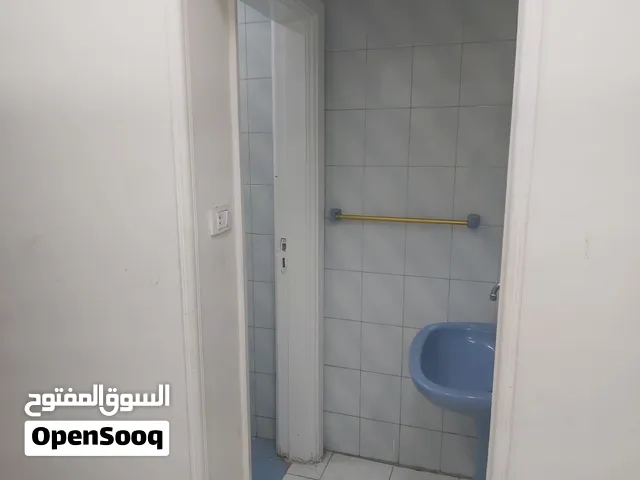 مكتب 250م للايجار بأول عباس العقاد الرئيسي بجوار فودافون والواجهة على عباس العقاد وميدان الساعة