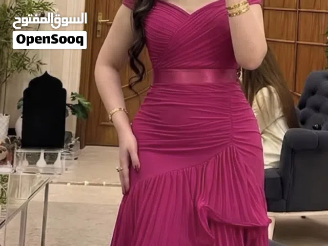 فستان لون زهري