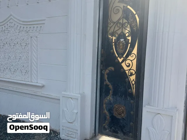 شقة غرفتين وصاله وحمامين ومطبخ وحوش ومدخل خاص
