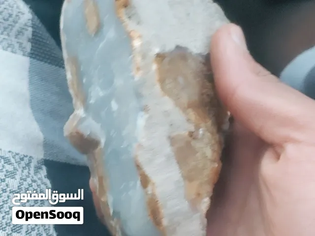 حجر كريم خالي من جميع اليواب معليك لا تصق وتشكل  ابيض مخطط ببني