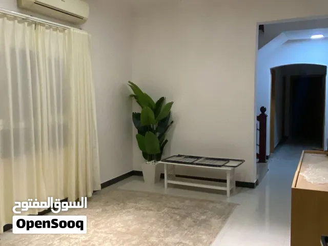 فيلا للايجار مؤثثة بالكامل - في الخوض السادسة