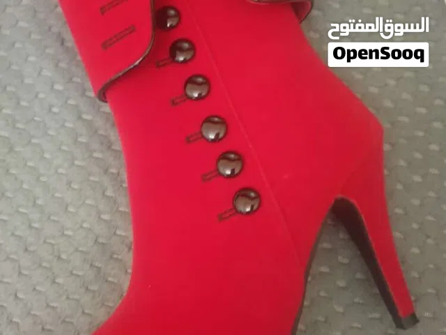 للبيع بوت كاحل ذات كعب سميك وقاعدة سميكة احمر جديد
