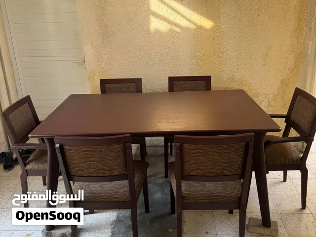 طاولة طعام مع كراسي