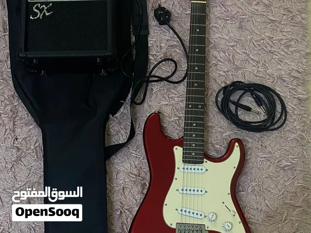 جيتار كهربائي احمر مع الامبليفاير (مكبر الصوت) و الكيبل بالاضافة الى حقيبة الجيتار