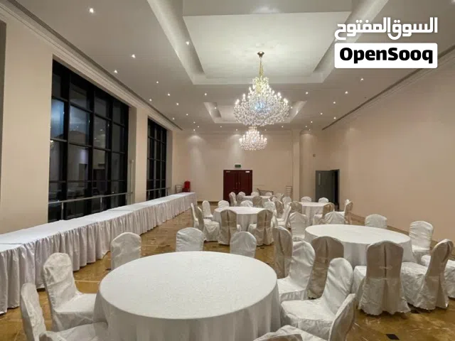 كراسي وطاولة للإيجار