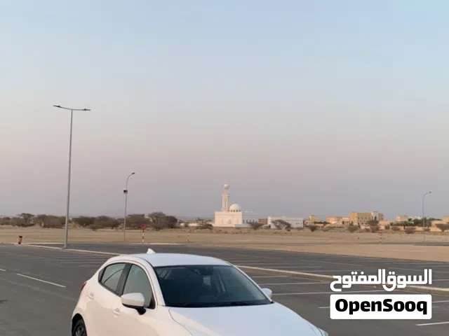 تويوتا يارس 2020 أبيض فحص وتسجيل مرخصة بحالة ممتازة مع جنوط وتقنيات حديثة
