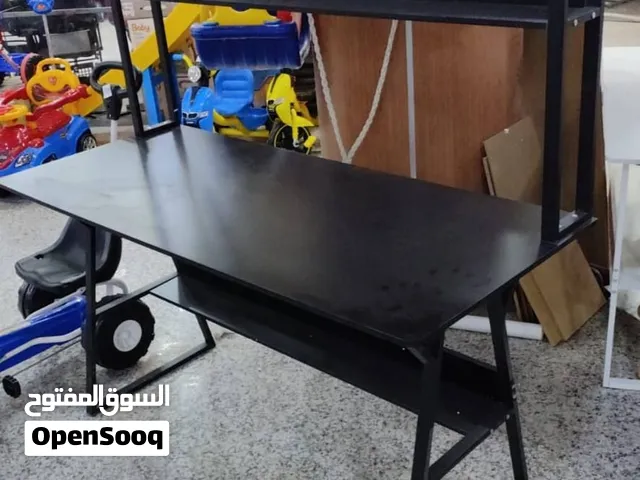 مكتب كمبيوتر بتصميم أنيق