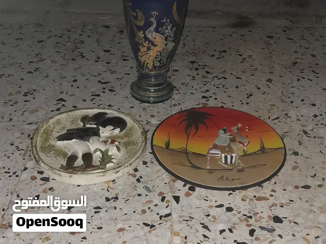 مزهريه الطاوس الدهبي وصينية فخار مرسومه والصحن الدي فيه رسومات