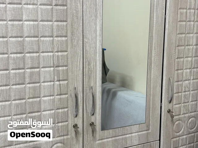 غرفة نوم كاملة بحالة جيدة سرير كينغ سايز مع مرتبة مريحة و 2 كومدينة و تسريحة ودولاب 3 أبواب