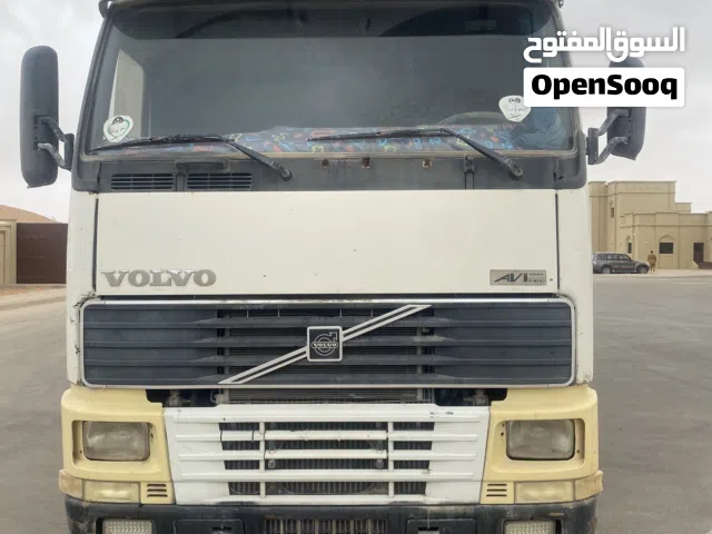 فولفو حجم 380موديل 2000 طول الصندوق 26 فوت للبيع فقط.