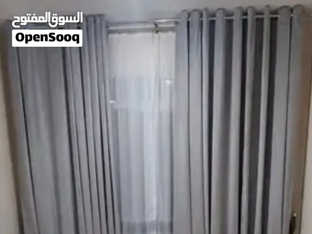 ستارة لون سكني مع ستار شفاف ابيض بحالة ممتازة للبيع