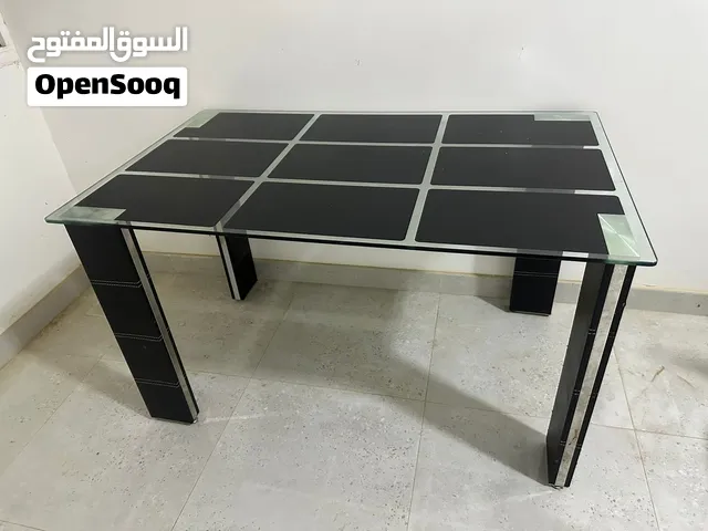 طاولة طعام زجاجية نظيفة بحالة جيدة جدا