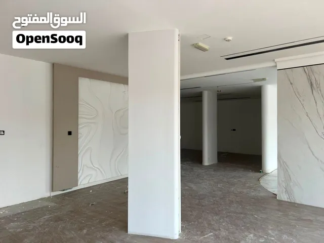 محل للإيجار السنوي بعجمان منطقه الجرف الصناعيه 2 بمساحة 125 متر علي وجه شارع عام