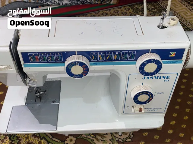 مكينة خياطة معا طاولة