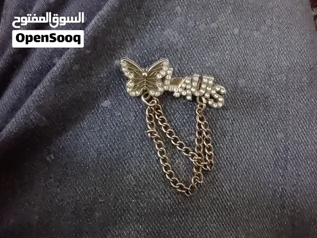 بروش للبدلات وللملابس