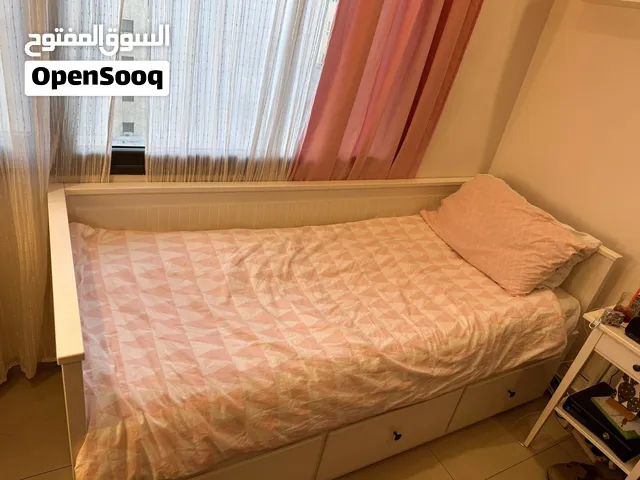 تخت ايكيا لون ابيض مستعمل فتره بسيطه وبحاله الجديد مع فرشه عدد 2 وممكن يسير تخت كبير وطقم كنب ايكيا