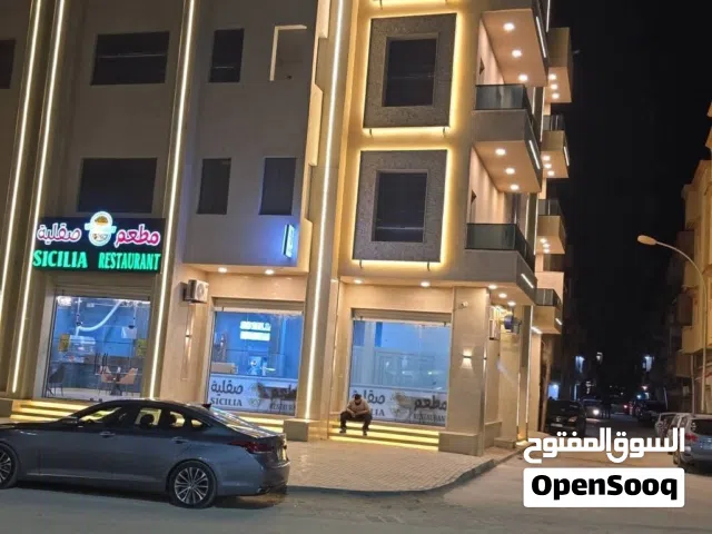 عقار علي رئيسي مباشر علي شارعين باركي سيارة كبير الموقع زواوء يصلح فندق او عيادة او جها عامة او شركة