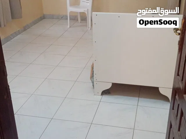 غرفة نفروشة جزئيا  ب 65ريال شهرين مقدم 130ريال شاملة المائ والكهرباء والمياه