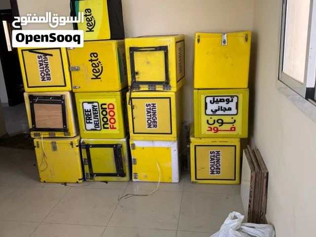 بوكسات وحافظات توصيل مع خوذ دباب