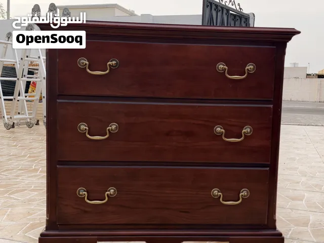 أثاث خشبي صلب ومستلزمات معدنية للبيع – بحالة جيدة