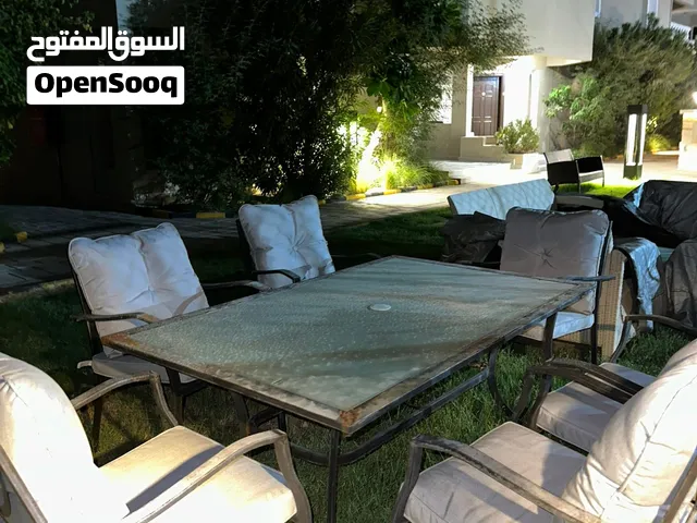 طقم طاولة وكراسي للحديقة مع مظلة كبيرة للبيع