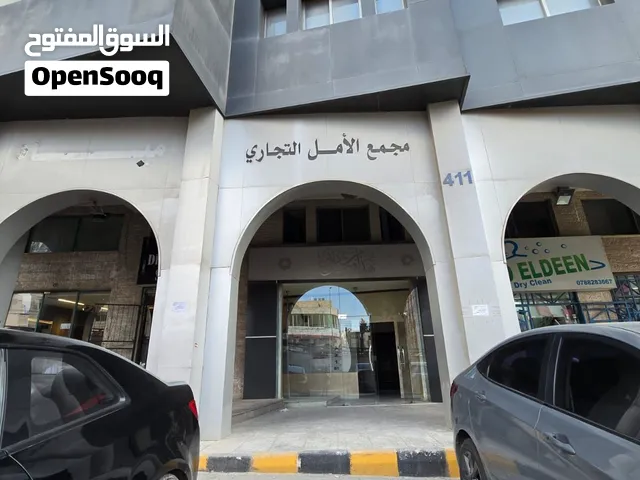 محل تجاري بابين على شارع الجامعة الأردنية مباشرة، 45م2 أرضي + سدّة 42م2 بدرج داخلي.