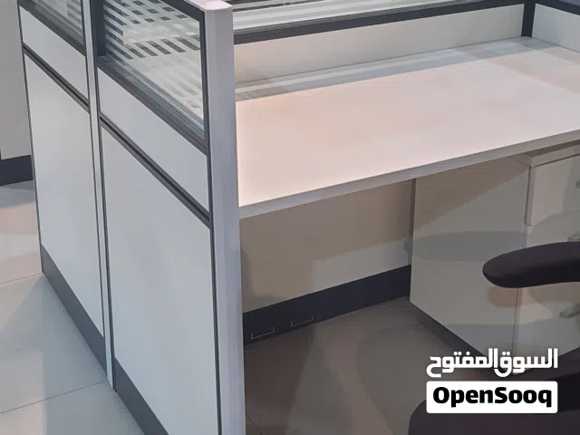 طاولات الورك استيشن الفردية والزوجية فقط لدي البدر للمفروشات وكذلك طاولات زجاحية لدي البدر للمفروشات