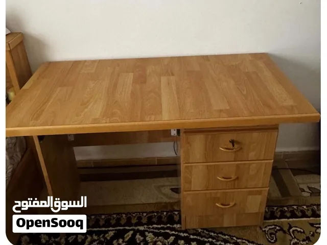 مكتب بحال الوكالة إستعمال خفيف جدا خشب  لاتيه  اربد قرب مجمع الأغوار الجديد