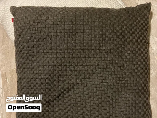 كوشينز حجم كبير عدد 2 بحالة ممتازة مقاس 60x60سم للبيع