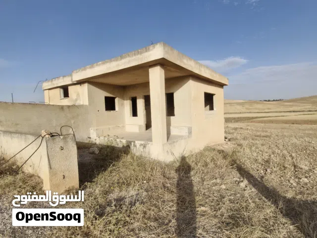 ارض طريق الاكيدر الرئيسي للبيع مع منزل ريفي