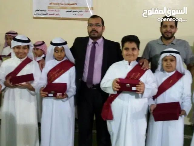 معلم أول تأسيس الطلاب القراءة والكتابة وشرح القواعد النحويةوصعوبات التعلم