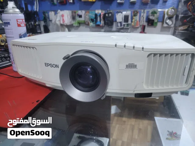 للمشاريع الكبيرة والعروض السينمائية والقاعات والصالات الكبيرة ومدرجات الدراسية
