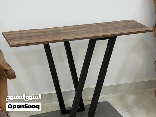 طاولة ديكور للبيع إستعمال قليل يكون خشبها صاج وأعمدة حديد قوية