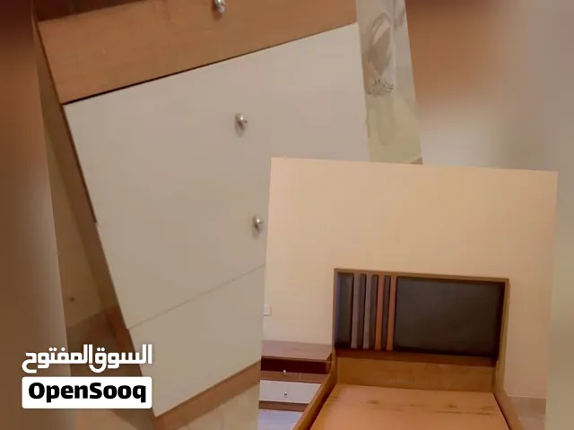 3 قطع سرير فردي + كمدينو + ملحق للبيع