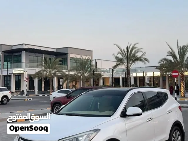للبيع Hyundai Santa Fe موديل 2015، فئة Standard، بمواصفات خليجية، لون أبيض، بنزين، ممشى 355,000 كم.