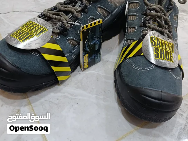 حذاء عمل .....