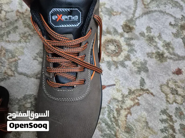 حذاء سفتى ايطالى الصنع جديد لم يستعمل مقاس 43