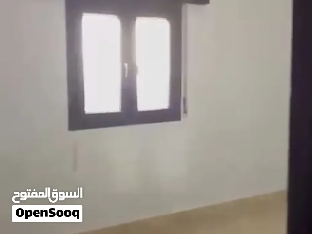 ثلاث طوابق . بعد الارضي . على رئيسي بن عاشور. السنتر . ايجار. اى نشاط .