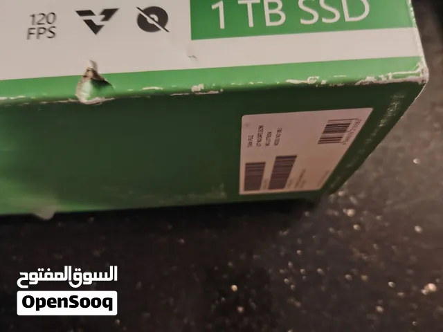للبيع Xbox Series S 1TB نظيف جداً مع يد إضافية وقاعدة شحن وحسابات قوية