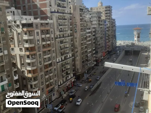 شقة للبيع بموقع ممتاز في شارع 45 بحري الرئيسي، برؤية جانبية للبحر وخطوات من الكورنيش.