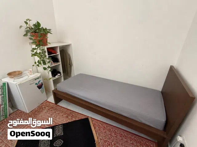 سرير ومرتبة ايكيا وثلاجة صغيرة ودولاب للبيع